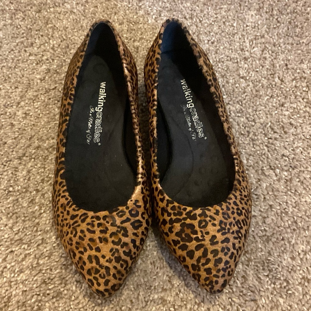 Walking Cradles Leopard Print Pointed Toe Flats - Women’s 6 - SUPER COMFORTABLE